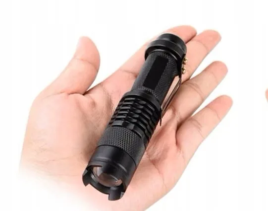LATARKI TAKTYCZNE 2 SZT 1800 LM 10 W ZOOM IPX4 Z AKUMULATORAMI